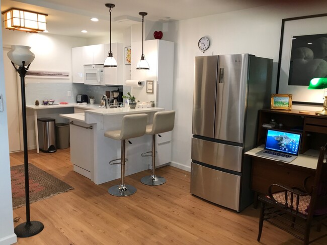Open kitchen. Fridge with two freezer d - 81 Park Ter W