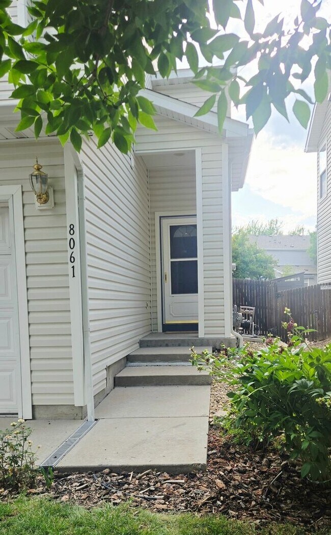 Building Photo - 3 Bedroom House - walk to park and bike tr...