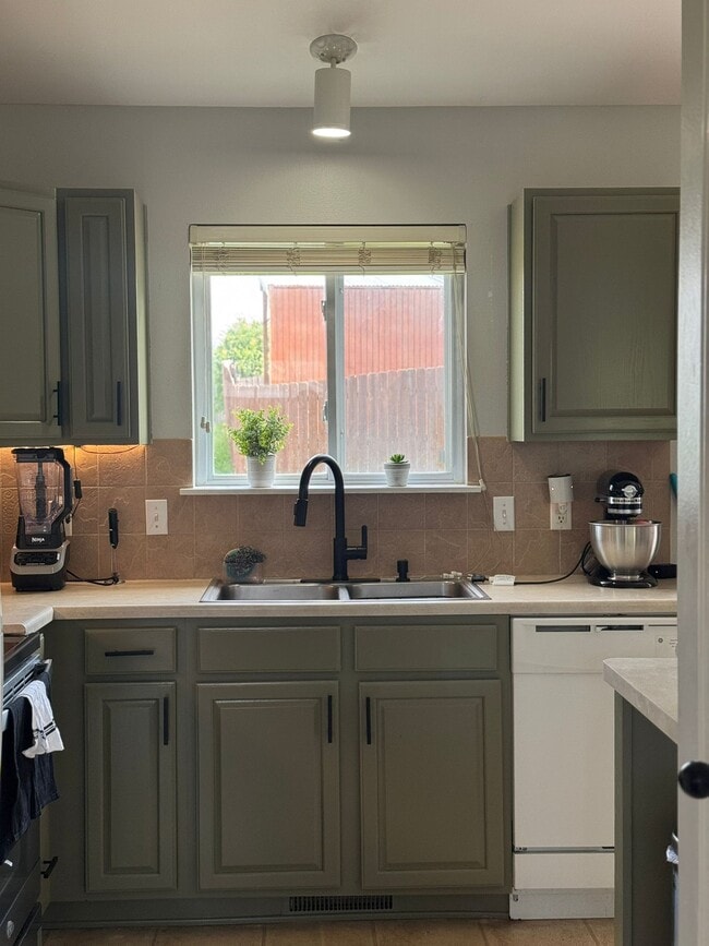 Foto del edificio - 16119 Cherrywood St