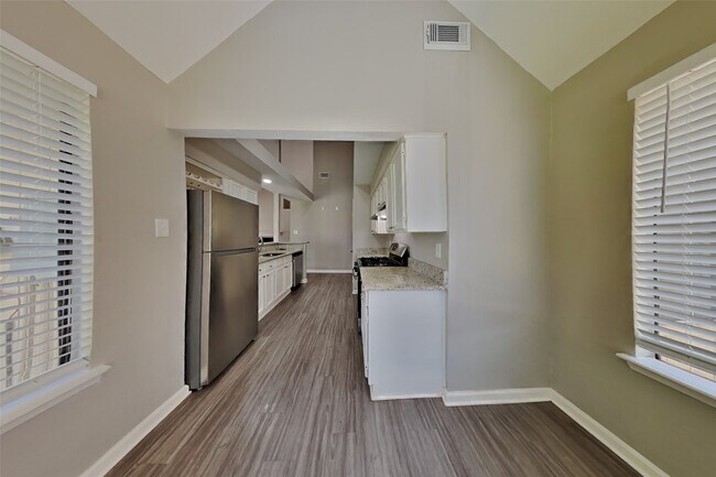 Foto del edificio - 7323 Livery Ln