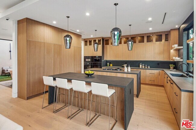 Foto del edificio - 14822 Hesby St