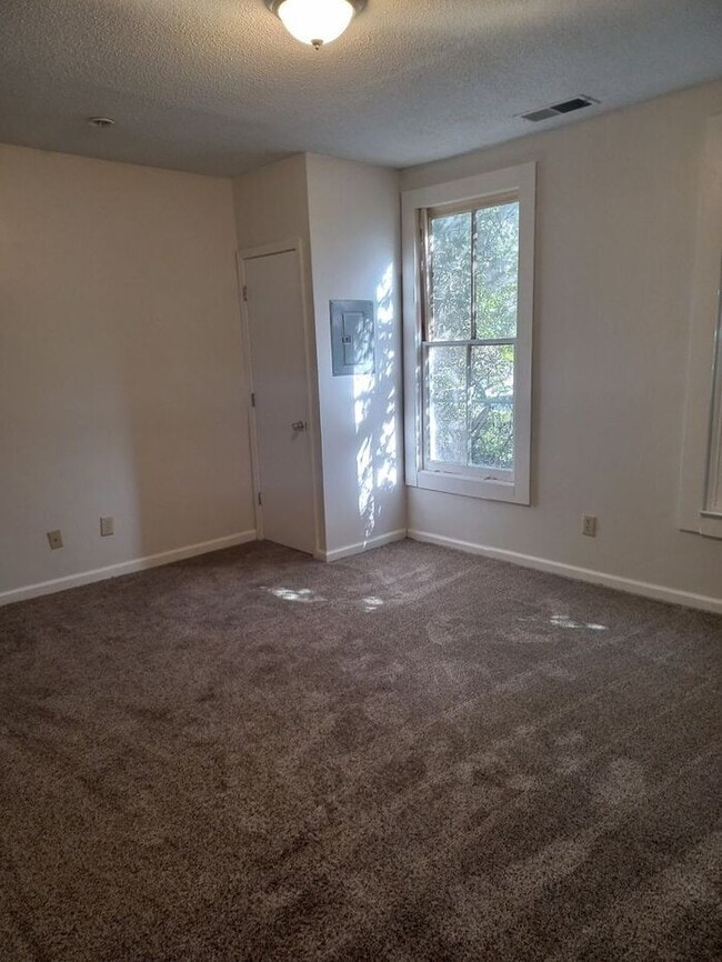 Building Photo - Ready and waiting for you! Available NOW!