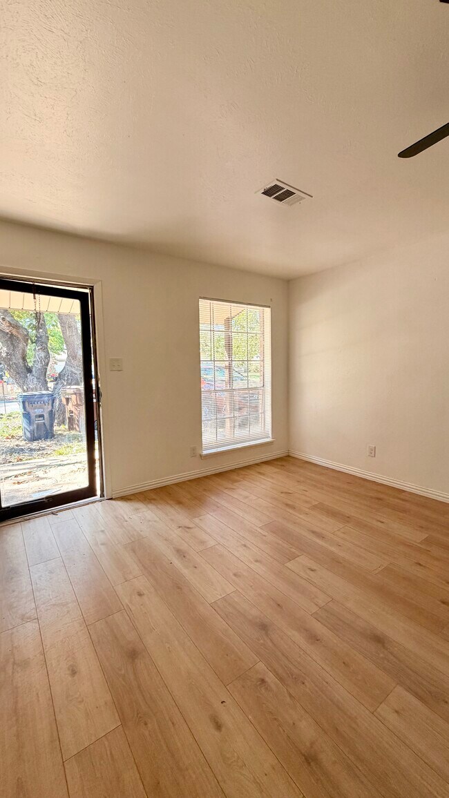 Foto del edificio - 3416 Sunnydale Ln