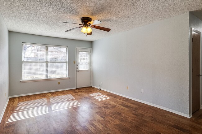 Building Photo - 3 Bedroom, 2 Bath Duplex in North Richland...