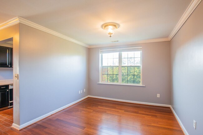 Foto del edificio - Lovely 2 BR/2 BA Top-Floor Apartment in Ma...