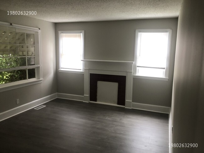 Building Photo - 1121 Mona Dr