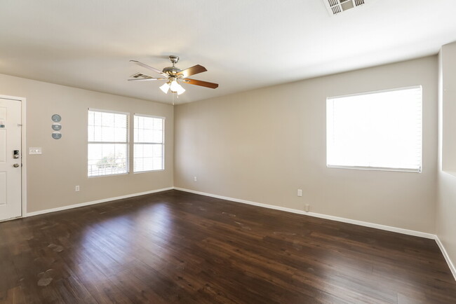 Foto del edificio - 832 Tollbrook Way