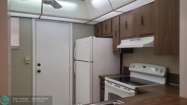 Building Photo - 404 NW 68th Ave