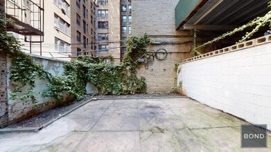 Building Photo - 255 W 93rd St