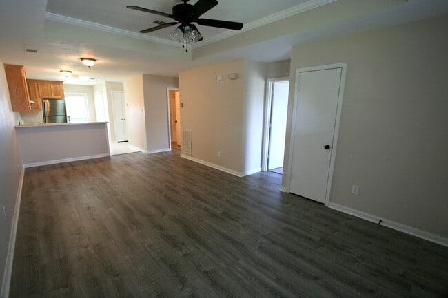 Building Photo - 901 Camellia Ct