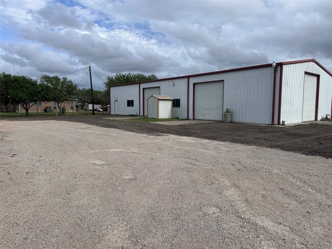 Building Photo - 1204 Co Rd 408