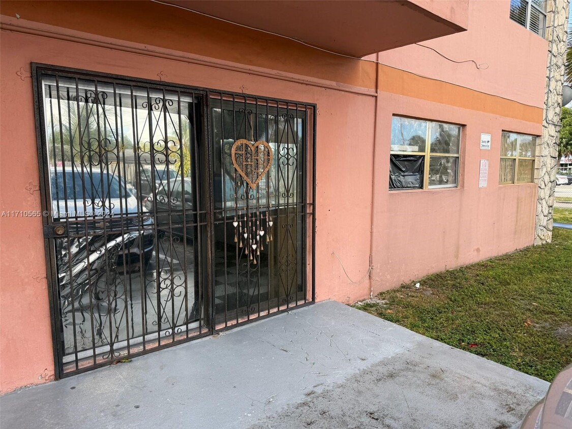 Foto principal - 17101 NW 57th Ave