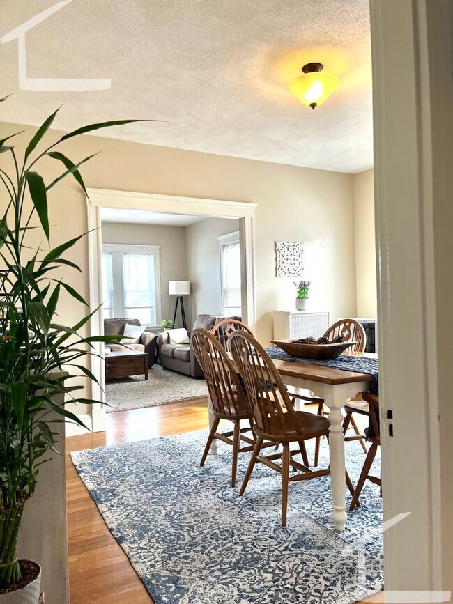 Foto del edificio - 9/1 No Fee! Oversized Brighton 3BR apartment w/parking!