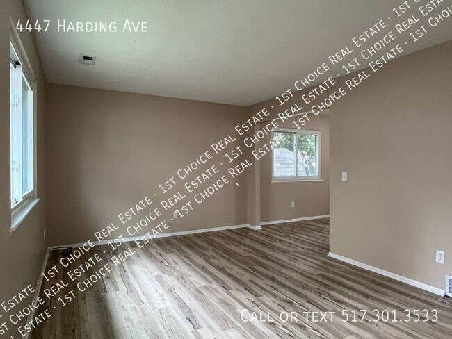 Building Photo - Recently Remodeled 3-BDR 1.5-BTH Duplex in...