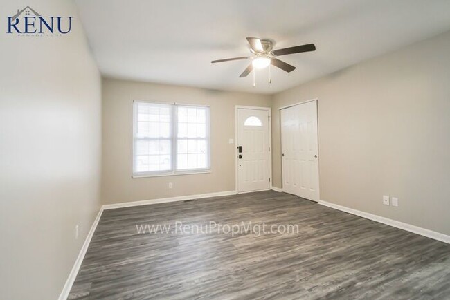 Building Photo - Available Now! Move in promo $350 off firs...