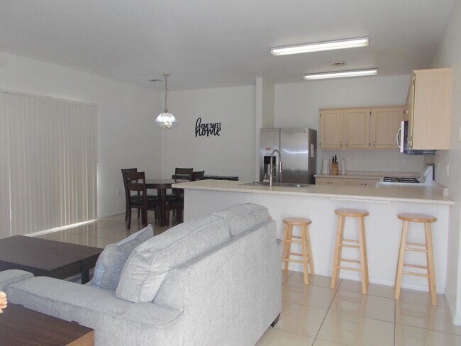 Building Photo - Beautifully Maintained Fully Furnished Hom...