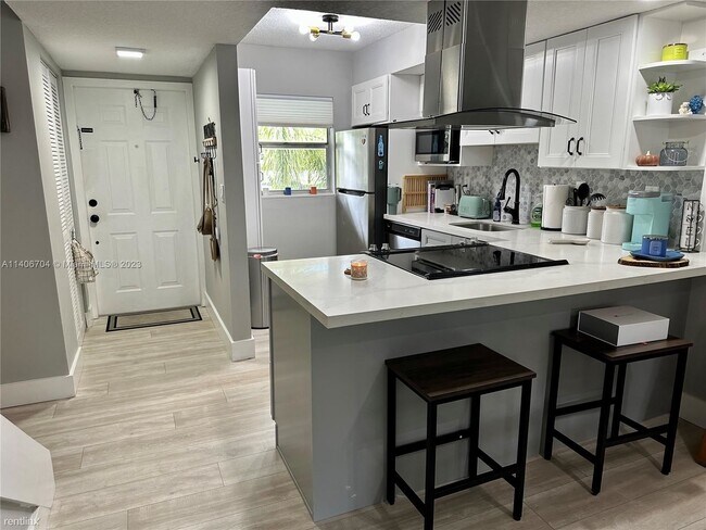 Building Photo - 2 br, 1.5 bath Condo - 4600 SW 67th Ave Ap...