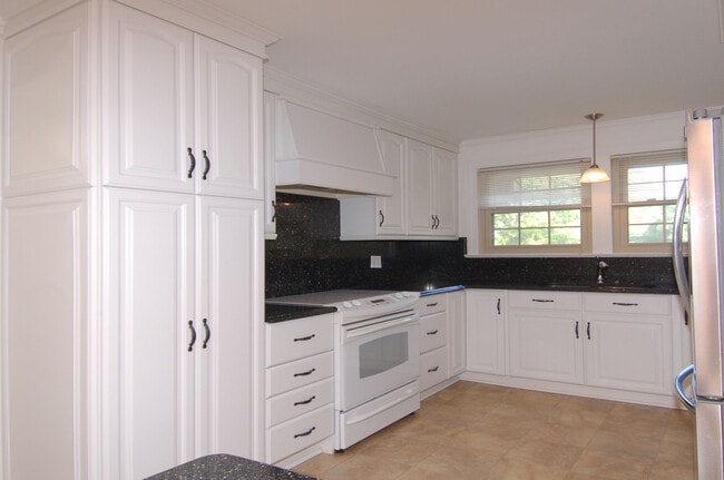 Building Photo - 706 Smedes Pl