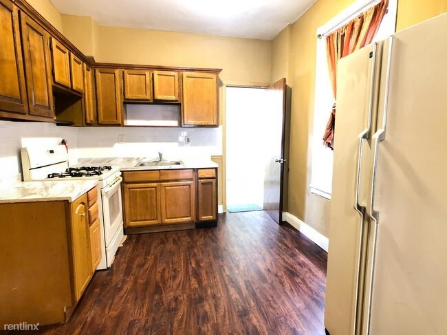 Foto del edificio - 4 br, 1.5 bath Townhome - 4250 Penn St