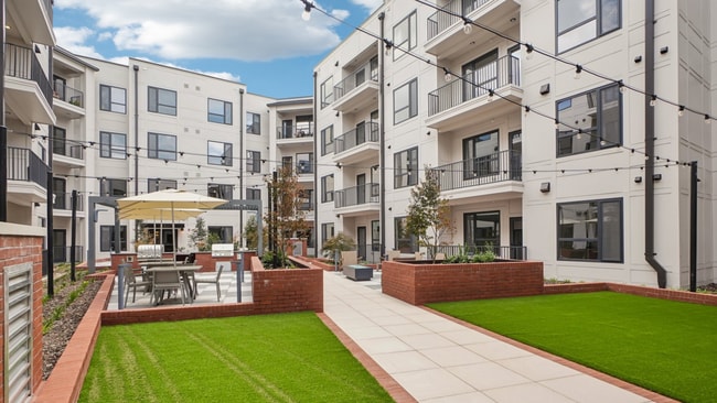 Building Photo - 4th and Green