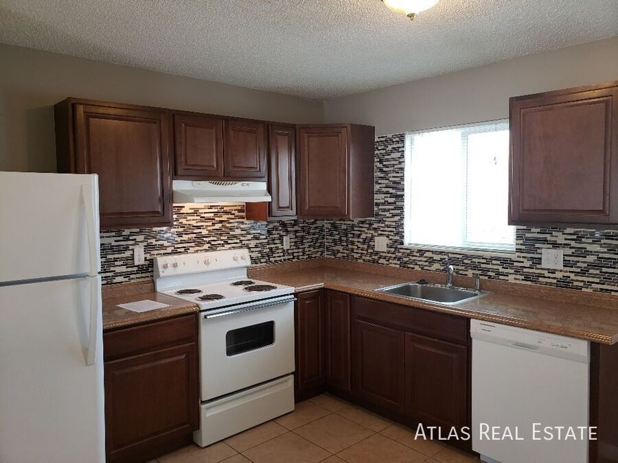 Foto principal - BEAUTIFUL 2BR TOWNHOME NESTLED IN THE FOOT...