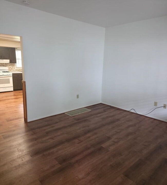 Building Photo - 74 Schuler St