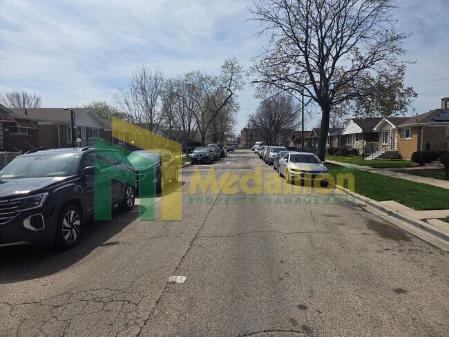 Foto del edificio - Spacious 4-Bedroom Home with Finished Basement and Yard Space