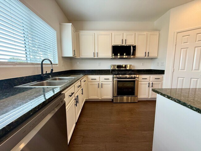 Foto del edificio - COMING SOON 5/BD 3/BA Home W/ Expansive Yard, Solar Panels, and No Rear Neighbors!