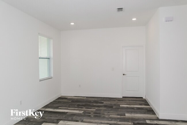 Building Photo - 301 Cimarron Ct