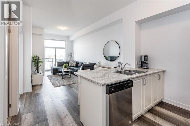 Photo du bâtiment - 450 Dundas St E