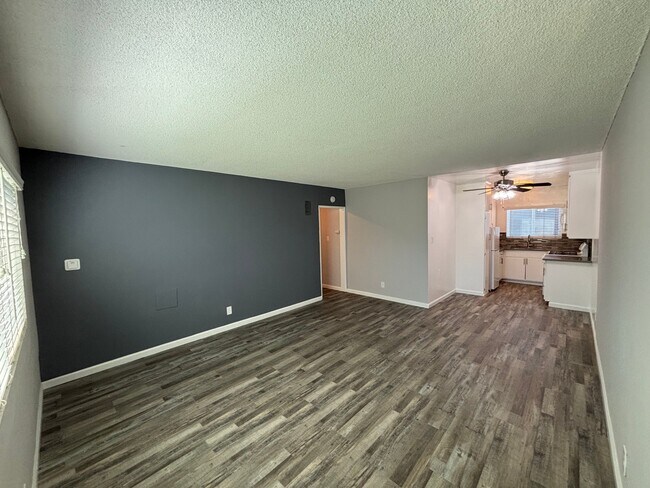 Foto del edificio - 3313 Artesia Blvd