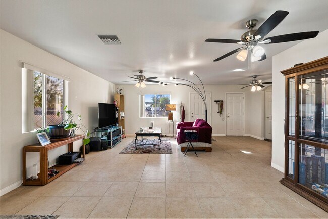 Foto del edificio - 3BR Home w/Fenced yard and Garage-1 Block to Colorado River