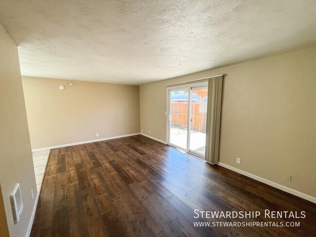 Foto del edificio - 757 N Cloverleaf Loop