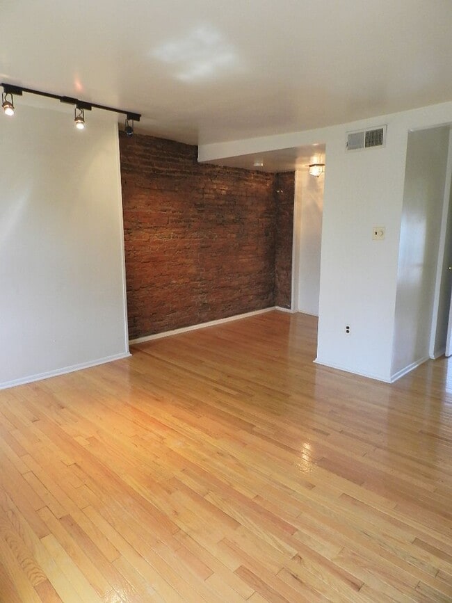 Building Photo - 511 S 15th St