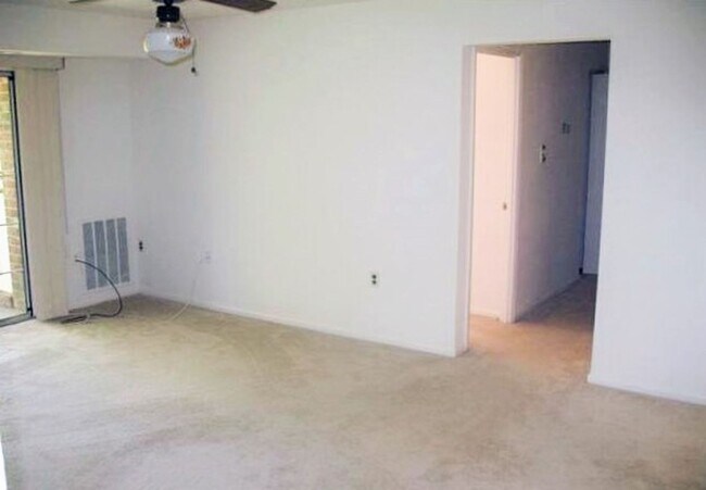 Foto del edificio - Spacious, 2 Bed 1 Bath Condo In Fantastic Mclean Chase Location – Minutes To Tysons