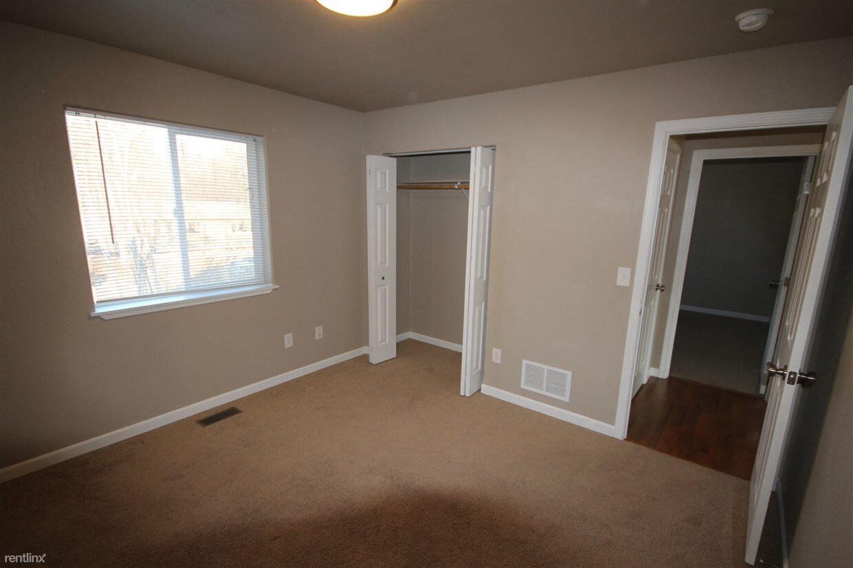 Primary Photo - 3 br, 2 bath Triplex - 296 N Spruce Dr Apt B