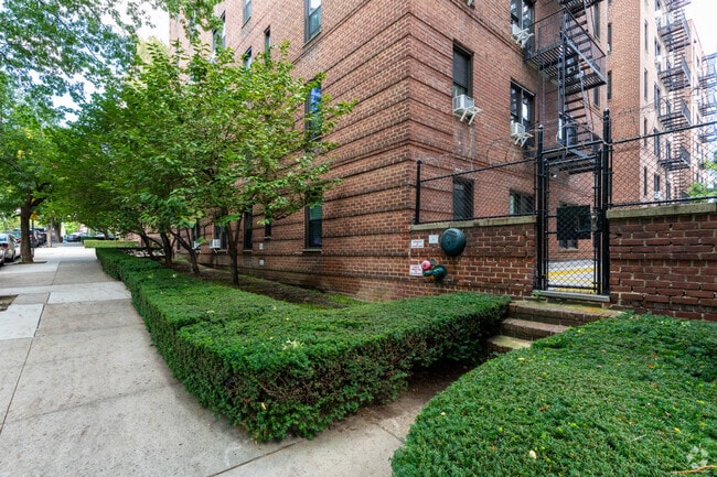 Building Photo - 3840 Greystone Ave