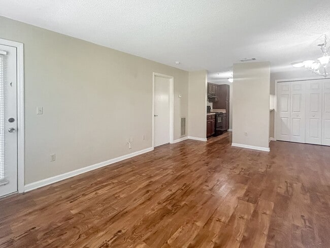 Building Photo - One Bedroom Apartment in Gated Community - Easy Highway Access!