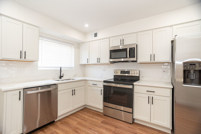 Building Photo - 9446 Bay Colony Dr