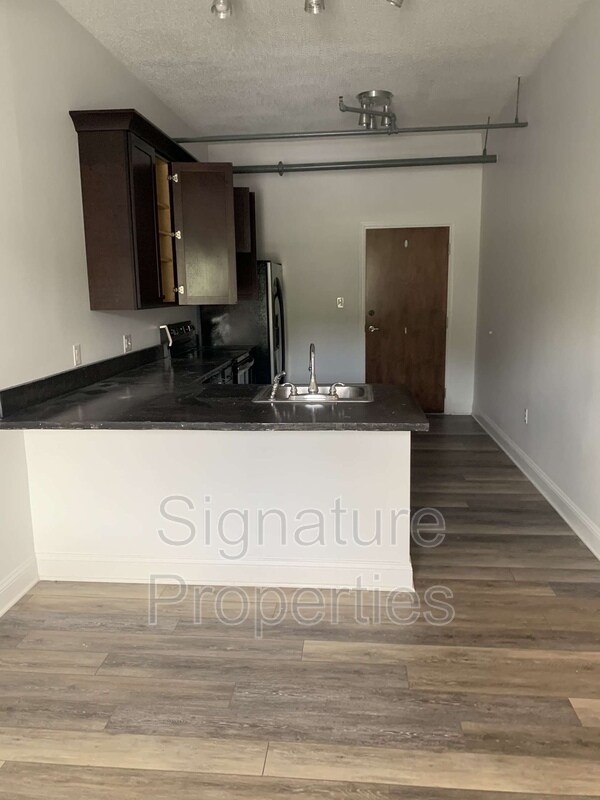 Foto del edificio - 650 N Lee Hwy