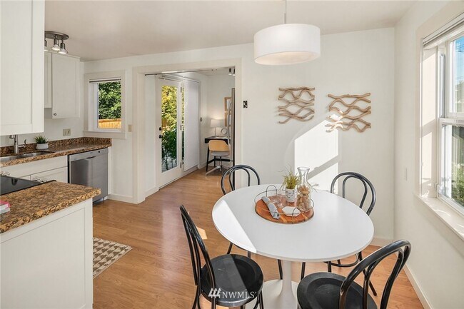 Building Photo - Charming 2 Bedroom Home in Magnolia