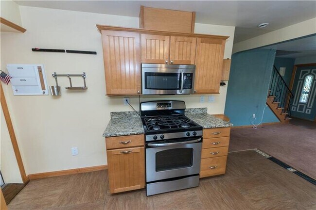 Foto del edificio - Spacious 4-Bedroom Rental with Huge Deck &...