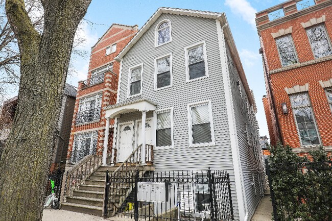 Building Photo - 2425 N Greenview Ave