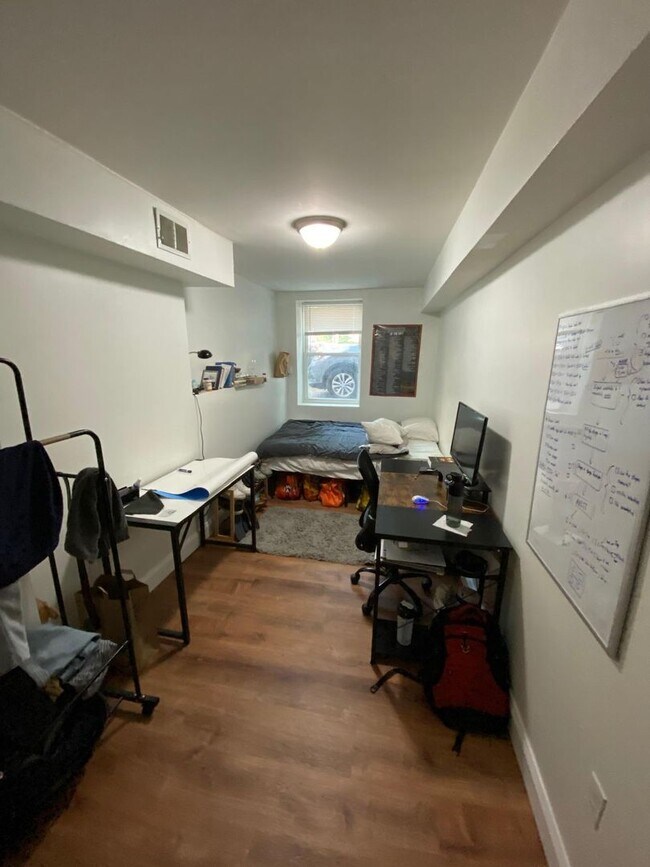Building Photo - 9/1 Northeastern area 5BR/2BA - AC, renova...