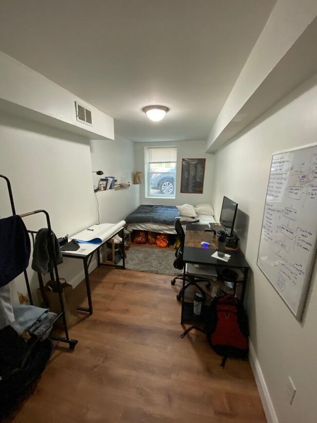 Photo - 9/1 No Fee! Spacious top floor true 3BR near Clev Circle! Apartment