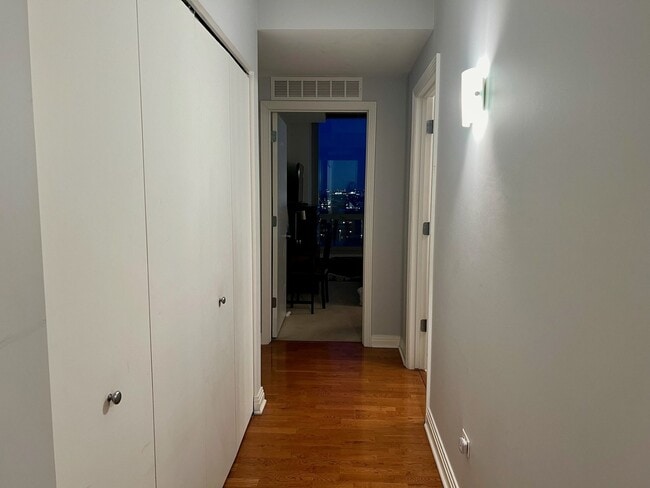 Building Photo - 565 W Quincy St