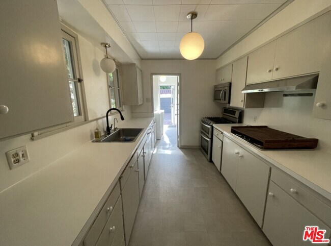 Building Photo - 147 S Poinsettia Pl