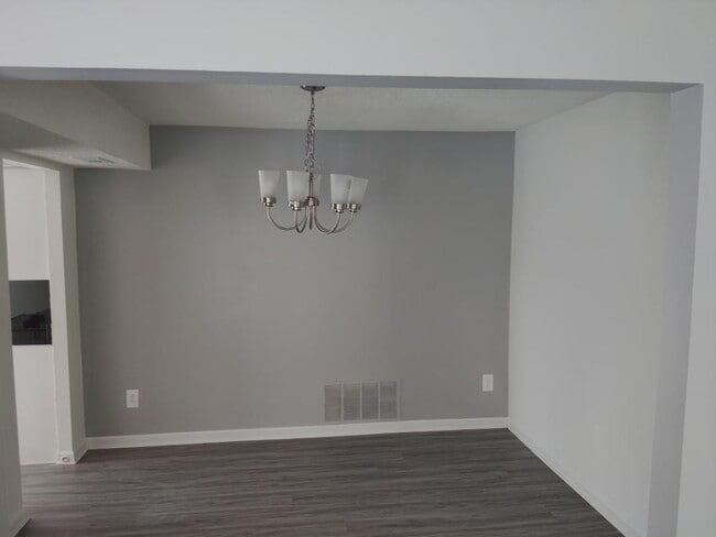 Building Photo - 300 Oakway Ct