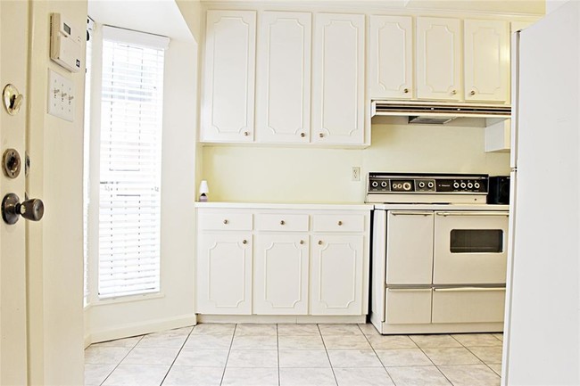 Building Photo - 7933 Woodway Dr