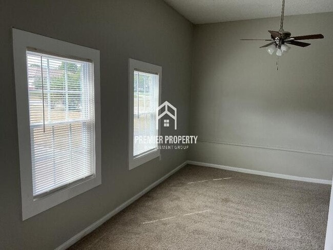 Foto del edificio - 135 Hazelwood Dr